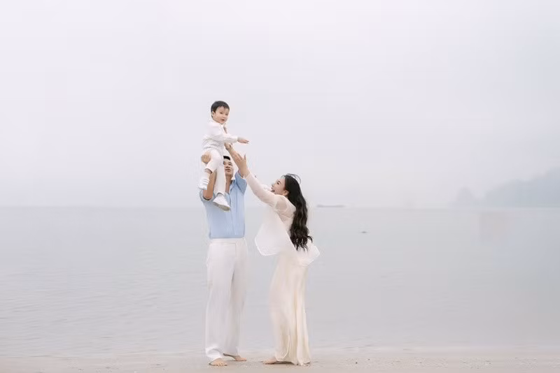 Trên trang cá nhân, nữ ca sĩ Hồ Quỳnh Hương vừa chia sẻ bộ ảnh đi dạo trên bãi biển cùng chồng con. Ảnh: FB Hồ Quỳnh Hương.