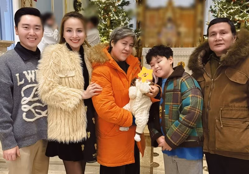 "Bà Ngoại ngâm nếp từ đêm hôm trước, rửa đậu vô số lần. Ngoại còn mua sẵn khuôn và cả hình những chú ong nhỏ từ Việt Nam mang sang. Từng chút một là tình yêu Ngoại dành cho con cháu. Xôi Ngoại nấu công phu, Ngoại nắn hình hoa hồng để con đường đời con trải đầy hoa rực rỡ. Chè Ngoại tỉ mỉ nấu ngon ngọt ngào vừa đủ để mong cuộc đời con ngọt bùi", Diễm Hương kể.