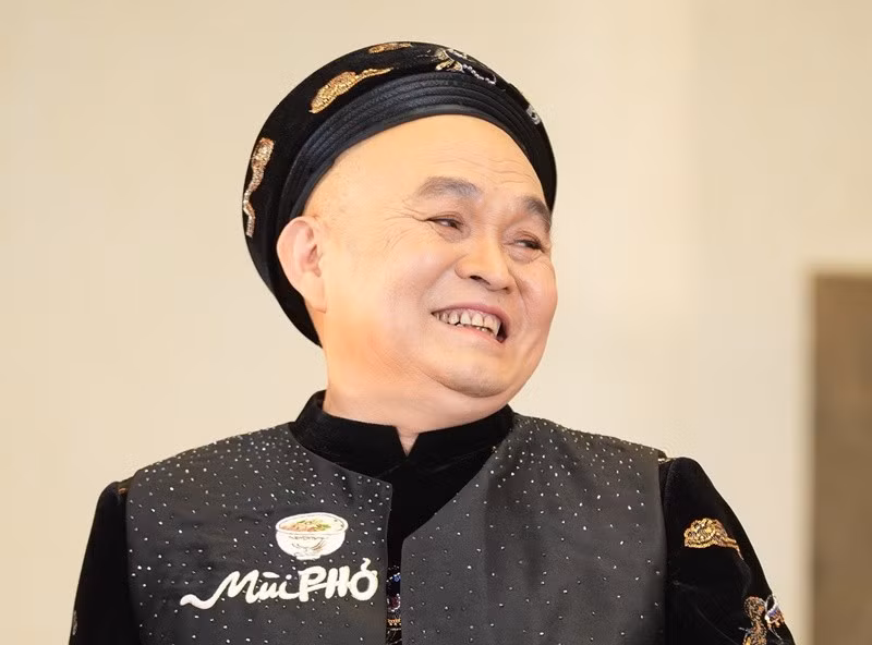 Ngoài đính chính danh xưng, Xuân Hinh còn khẳng định rằng ông không phải là đại gia: “Tôi không dám nói mình là vua, càng không phải đại gia gì cả. Tiền bạc kiếm được vợ con đều giữ hết", Tiền Phong dẫn lời Xuân Hinh. Ảnh: Tiền Phong.