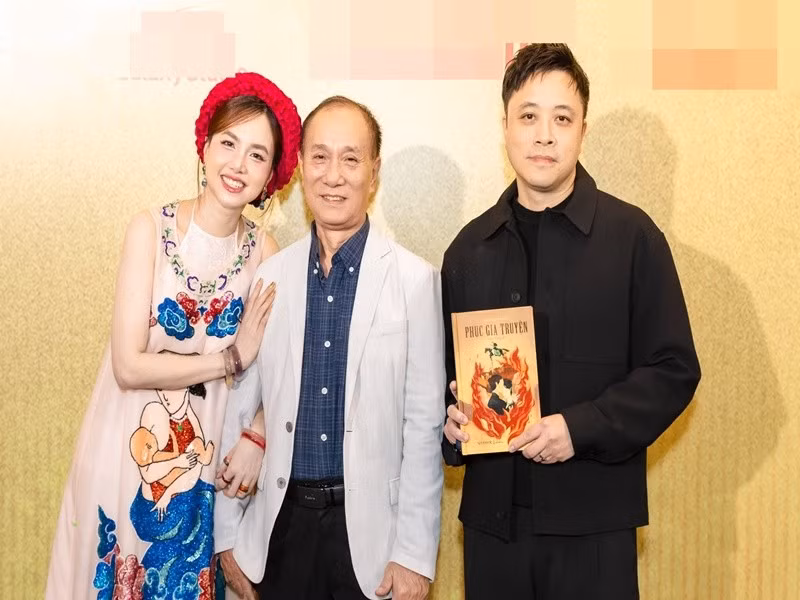 Mới đây, theo Người Lao Động, phim Thám tử Kiên: Lời nguyền hoàng kim của đạo diễn Victor Vũ lấy cảm hứng từ sách Phục Gia truyện. Sách là tác phẩm của bố vợ Victor Vũ - nhà văn Hồng Thái. Ảnh: FB Đinh Ngọc Diệp.