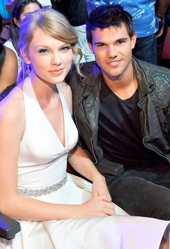Dàn bạn trai cũ của Taylor Swift còn có nam diễn viên phim Chạng vạng Taylor Lautner. Sau khi chia tay, Taylor Swift và Taylor Lautner là bạn thân. Hiện tại, Taylor Lautner có vợ là Taylor Dome. Ảnh: Vietnamnet.