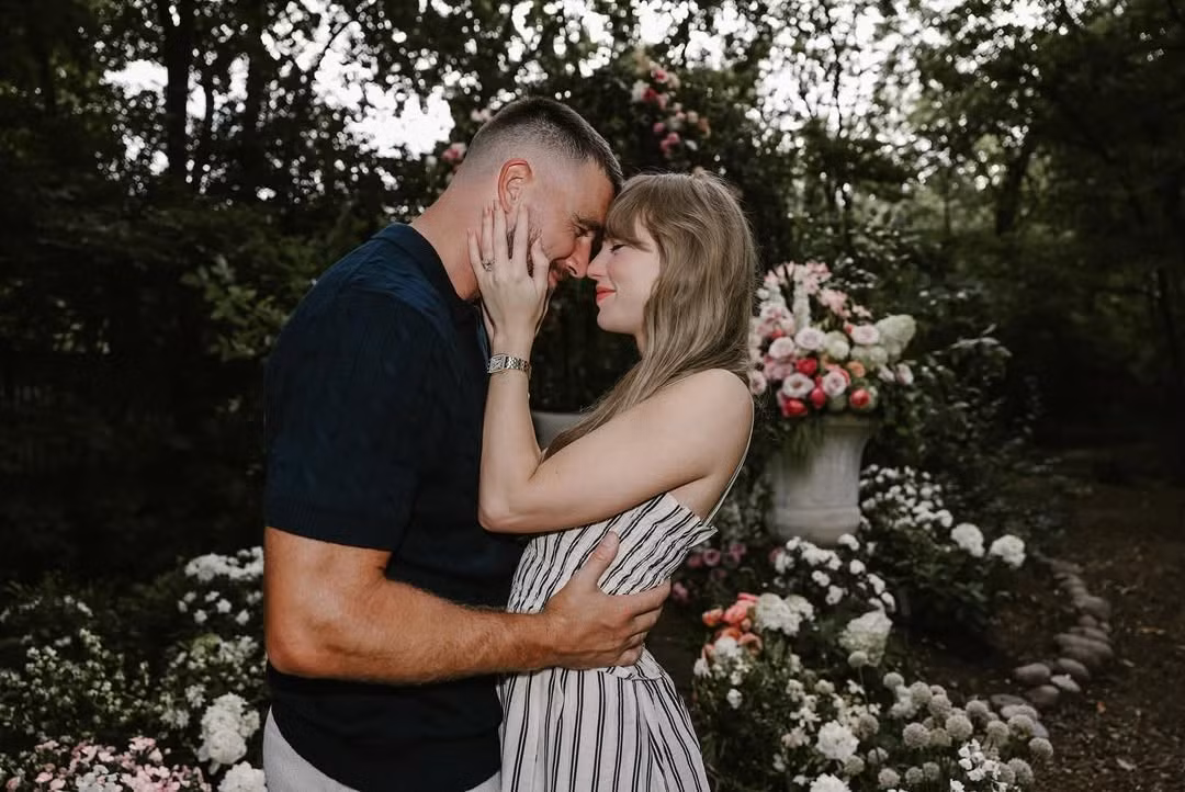 Trên Instagram, nữ ca sĩ chia sẻ loạt ảnh được Travis Kelce cầu hôn và chú thích hài hước: “Giáo viên tiếng Anh và giáo viên thể dục của bạn sẽ kết hôn”. Ảnh: Instagram Taylor Swift.