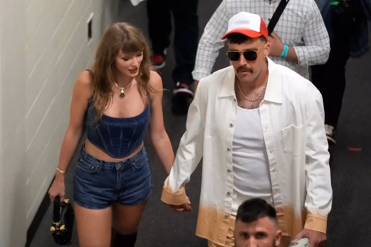 Nữ nghệ sĩ giàu nhất thế giới hẹn hò với ngôi sao bóng bầu dục Travis Kelce từ năm 2023. Ảnh: Znews.