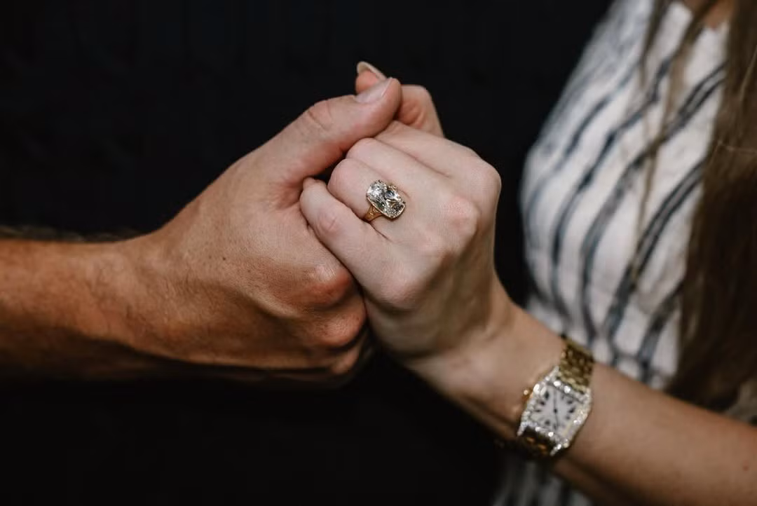 Theo Znews, Travis Kelce thiết kế nhẫn cầu hôn dưới sự giúp đỡ của chuyên gia kim hoàn Kindred Lubeck. Ảnh: Instagram Taylor Swift.