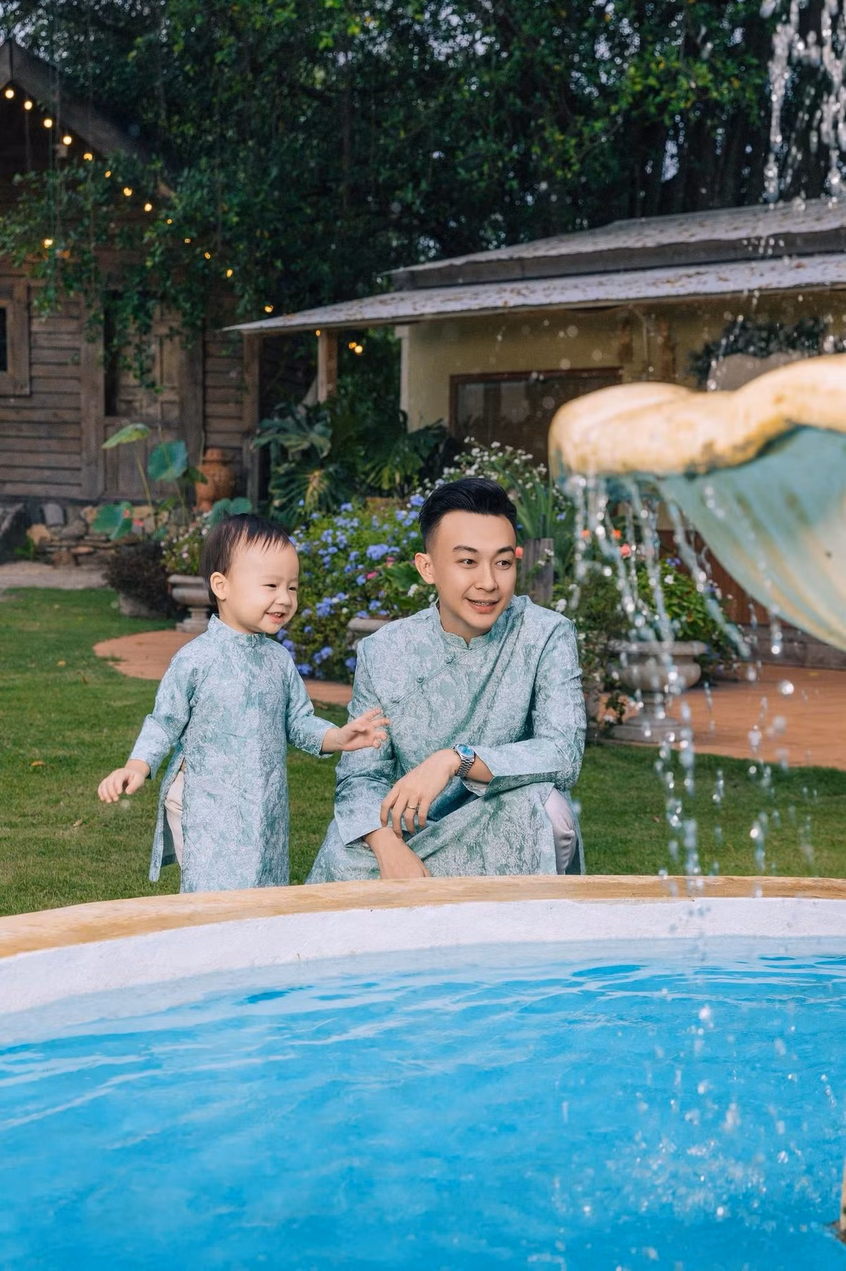 Khoảnh khắc Phan Tô Ny và con trai diện áo dài đồng điệu tạo cảm giác gần gũi, ấm áp trong những ngày đầu xuân. Ảnh: FB Phan Tô Ny.