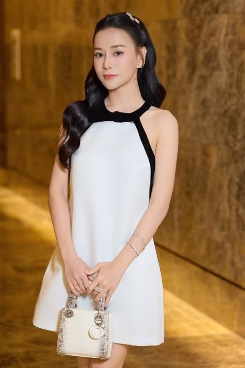 Phương Oanh kém Đồng Dao 4 tuổi, sinh đôi cách đây 1 năm. Ảnh: FB Phương Oanh.