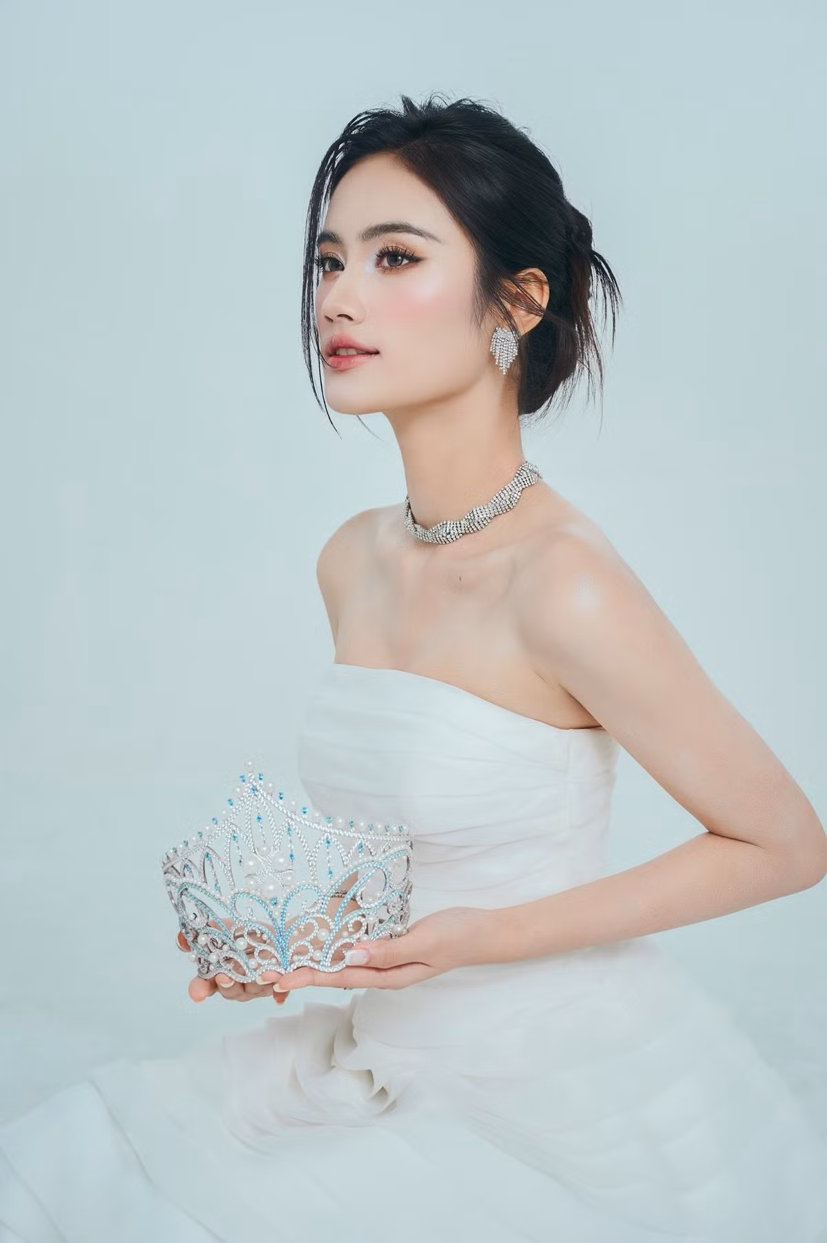 "Đặc biệt, cuộc thi năm nay sẽ không có vòng chung khảo, sau khi dự thi sơ khảo, các thí sinh sẽ tiếp tục tham gia các phần thi đồng hành và tiến thẳng vào chung kết", Ý Nhi cho biết. Ảnh: FB Ý Nhi.