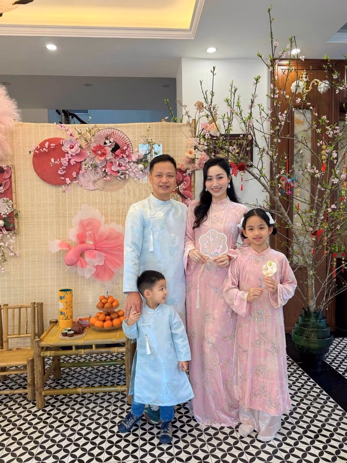Vợ chồng Trà My và các con thường xuất hiện trong trang phục đồng điệu. Hai bé (một trai, một gái) thừa hưởng nhiều nét đẹp từ cả bố lẫn mẹ, tạo nên khung hình gia đình ấm áp.
