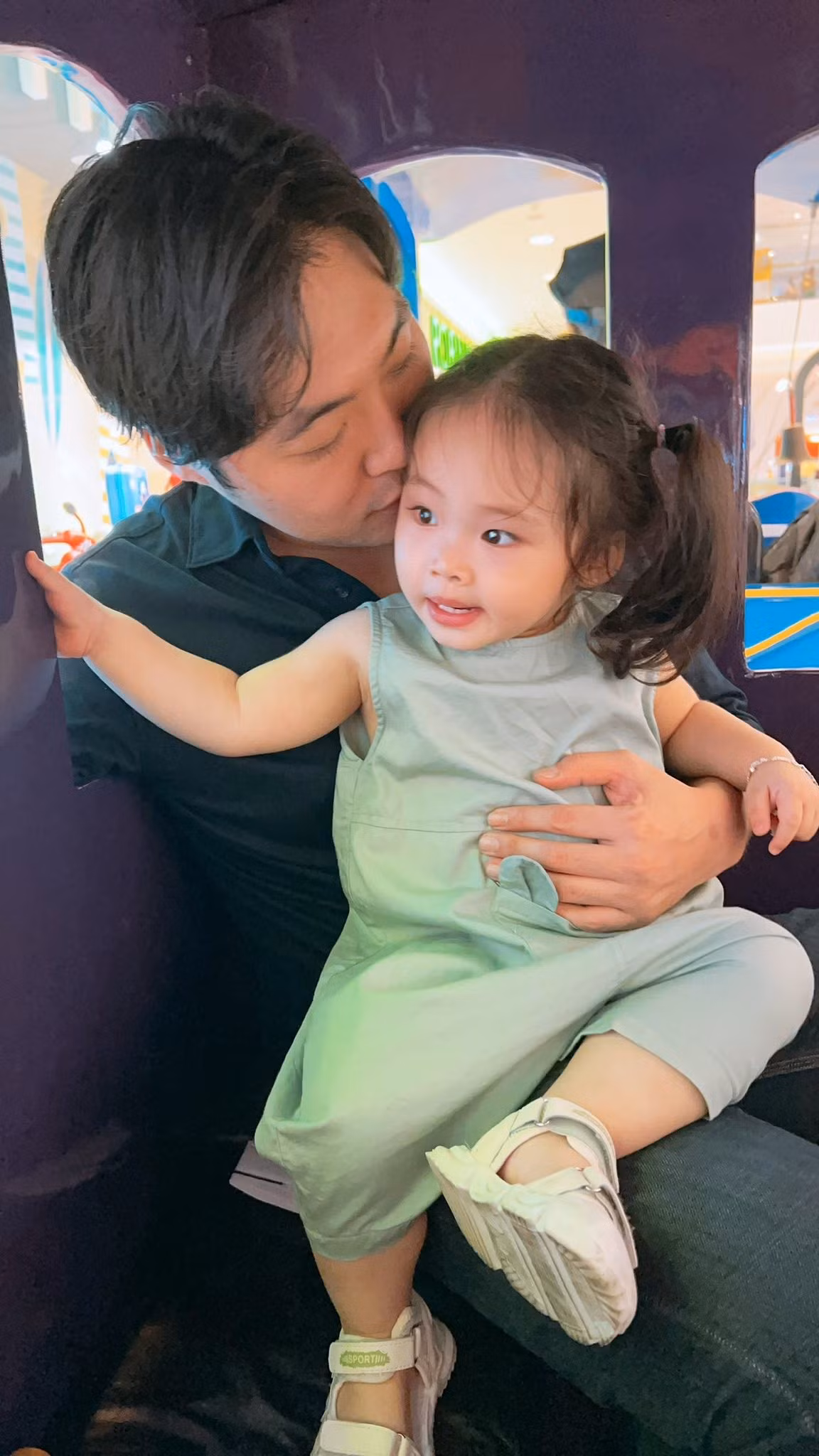 Chồng cũ Pha Lê vẫn thường xuyên thăm nom con gái chung. Ảnh: FB Pha Lê.