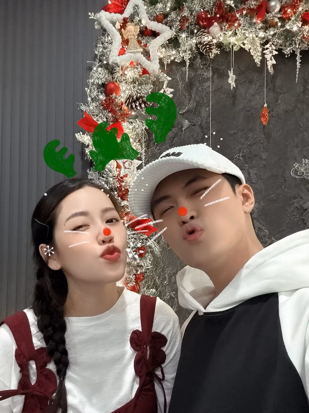 Trước khi công khai chuyện tình cảm, cả hai khéo léo 'thả thính' và tương tác trên mạng xã hội hoặc các chương trình truyền hình. Nhiều khán giả, đồng nghiệp 'đẩy thuyền' Gin Tuấn Kiệt và Puka khiến mối quan hệ của cặp đôi diễn viên càng gây chú ý.