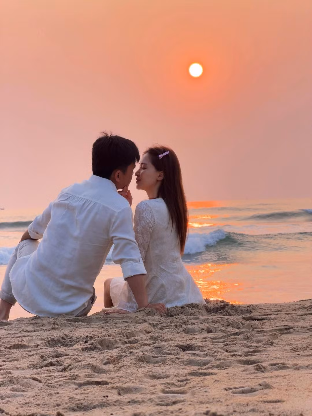 Cô cũng bày tỏ sự trân trọng đối với bạn đời. Nữ ca sĩ chia sẻ: “Kỳ nghỉ phép tuyệt vời tại Đà Nẵng. Cảm ơn đồng chí C giấu tên đã giữ lời hứa”. Cô cũng cho biết đây là khoảng thời gian hiếm hoi để cả gia đình có thể ở bên nhau trọn vẹn.