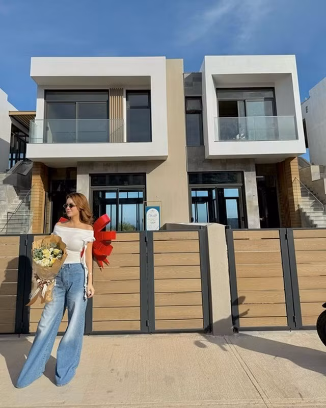 Tháng 3/2025, nữ ca sĩ đăng tải loạt ảnh trong một căn villa gần biển. Nhiều người đặt nghi vấn Phạm Quỳnh Anh tậu nhà mới khi người mẫu Kim Cương để lại bình luận dưới bài đăng của nữ ca sĩ: “Chúc mừng chị yêu của em, hàng xóm với nhau nữa rồi”. Ảnh: FB Phạm Quỳnh Anh.