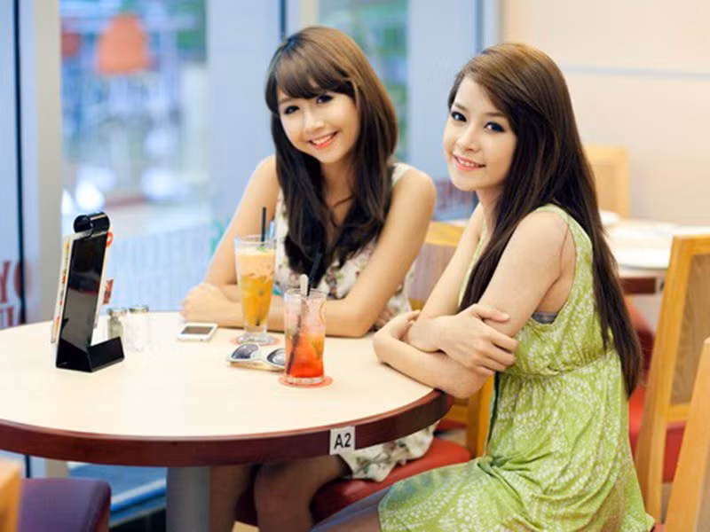 Chi Pu và Quỳnh Anh Shyn bên nhau từ khi mới bắt đầu làm người mẫu ảnh. Ảnh: Vietnamnet.