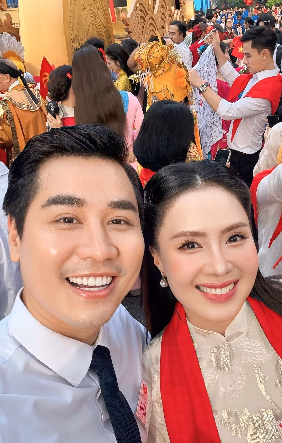 MC Nguyên Khang đăng tải loạt ảnh bên các nghệ sĩ sau lễ diễu binh, diễu hành. Ảnh: FB Nguyên Khang.