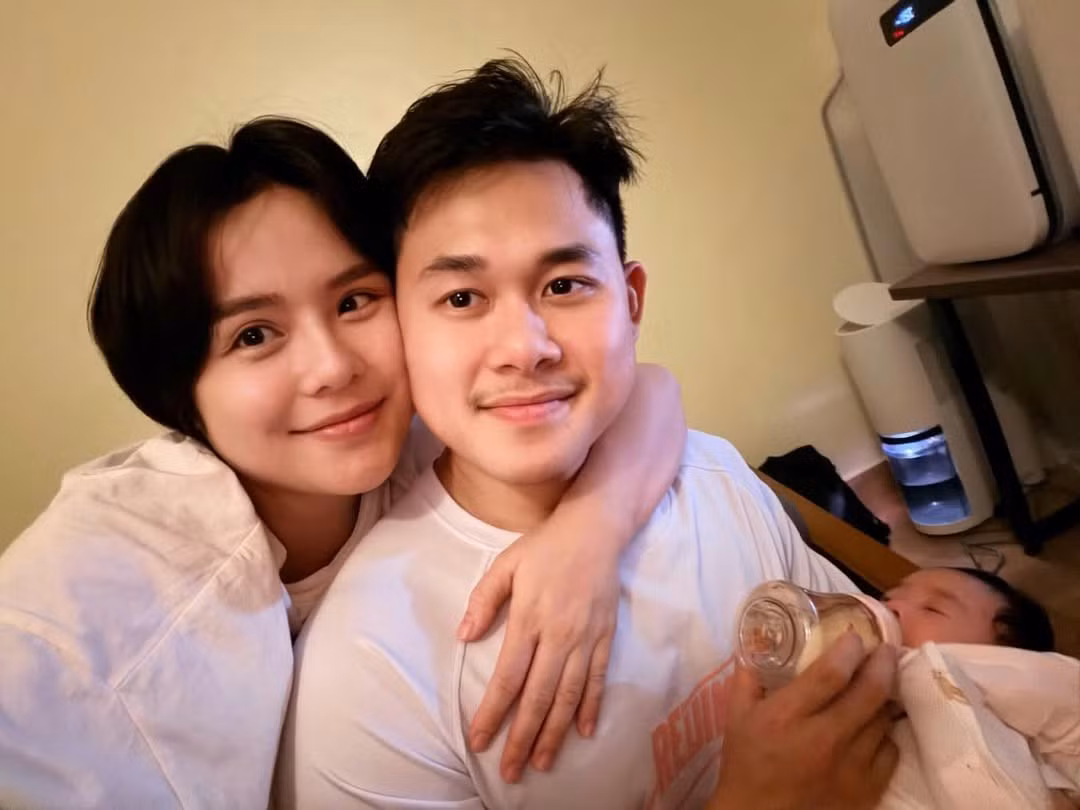 Khi mang bầu, Thái Trinh được chồng quan tâm, chăm sóc hết mực. Cô tiết lộ: "Hồi còn bầu bí, mỗi lần tâm trạng tan chậm mình nói với chồng là sao em thấy mình cả ngày chẳng làm được gì, cứ đau lưng mệt mỏi rồi nằm ngủ thôi, cứ thế ngày tháng trôi, ở ngoài kia bạn bè chạy nhanh quá, rực rỡ quá, còn em nằm bệt ở đây thở thôi cũng không xong…