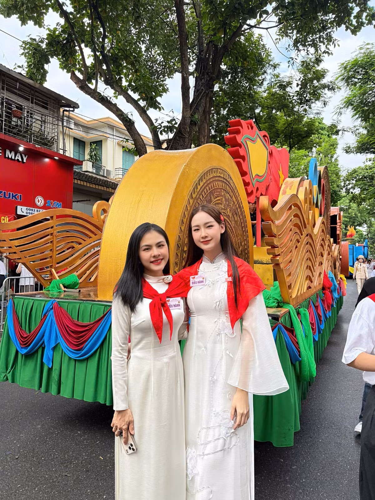 Bảo Ngọc chụp ảnh kỷ niệm cùng diễn viên Vân Trang trong buổi tổng duyệt. Ảnh: Sen Vàng.