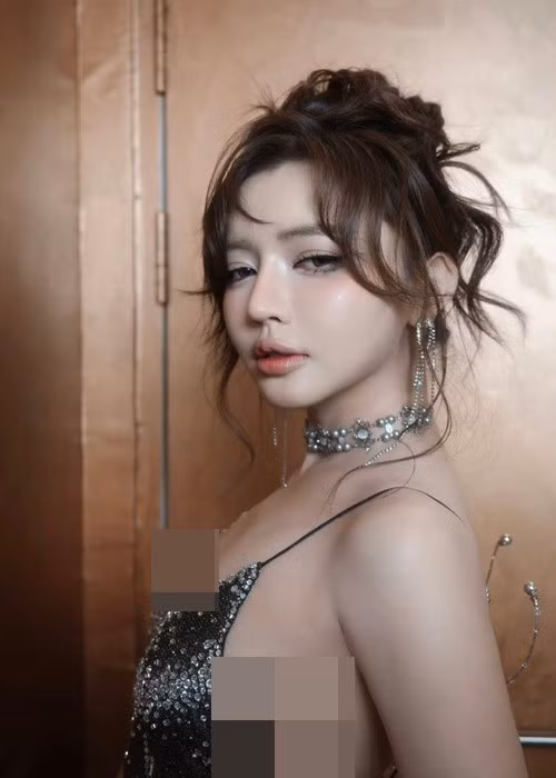 Mỹ nhân Em xinh say hi từng thừa nhận phẫu thuật thẩm mỹ mũi và cằm. Ảnh: FB Bích Phương.