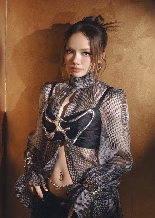 Phương Ly khoe vòng eo thon gọn với mốt xuyên thấu, lộ bra khi tham gia sự kiện. Ảnh: FB Phương Ly.
