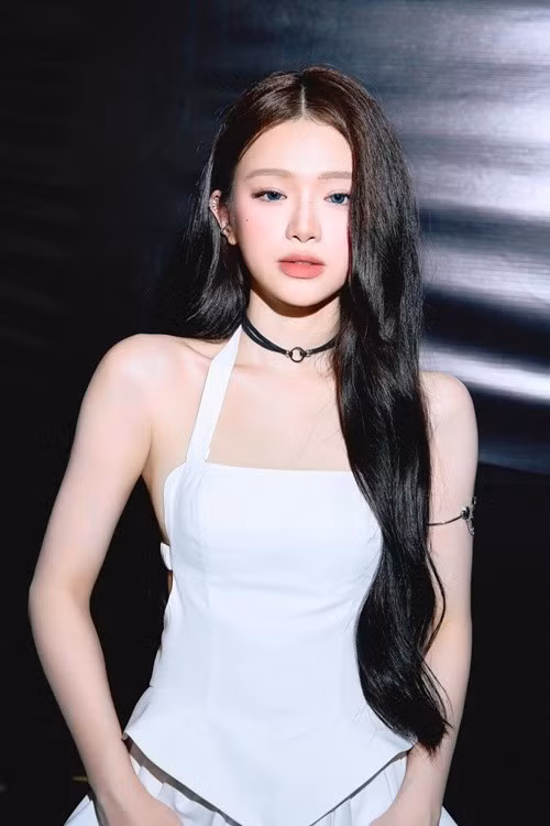 Trong khi Dương Domic là ca sĩ, gây chú ý sau chương trình Anh trai say hi 2024, Linh Ka từng tham gia một số sản phẩm âm nhạc. Theo Thế Giới Điện Ảnh, năm 2023, Linh Ka phát hành EP đầu tay tên CHU. Ảnh: Thể Thao Văn Hóa.