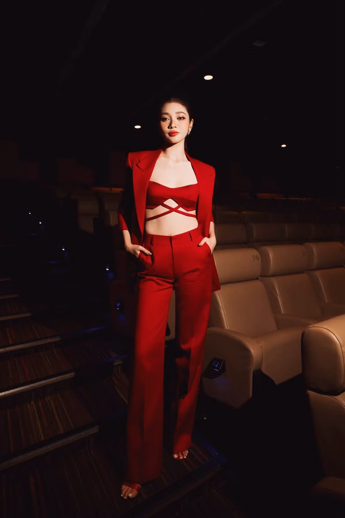 Nàng hậu gây chú ý với mái tóc đen dài, đường nét gương mặt thanh tú và lối trang điểm nhấn vào đôi mắt. Ảnh: FB Huỳnh Minh Kiên.