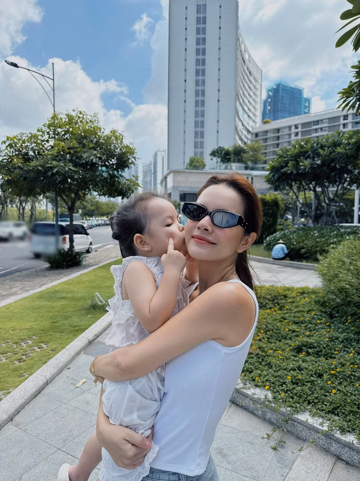 Phạm Quỳnh Anh chia sẻ, cô rất nghiêm khắc với các con về văn hóa ứng xử.