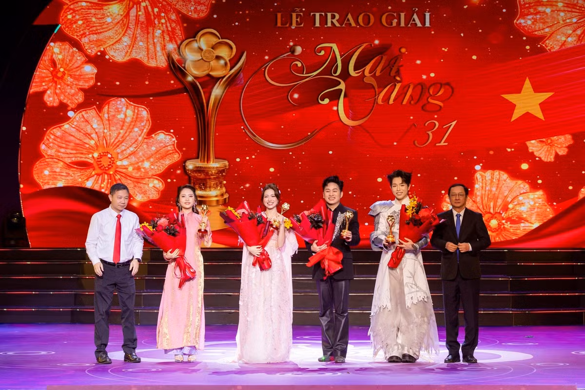 Tùng Dương bày tỏ: "Giải thưởng này là một dấu mốc đáng quý trong hành trình nghệ thuật, được thêm vào bộ sưu tập kỷ niệm đầy tự hào. Nhưng hơn tất cả, điều hạnh phúc nhất trong năm qua chính là được lan tỏa tinh thần yêu nước, niềm tự hào dân tộc và những giá trị tốt đẹp thông qua âm nhạc đến nhiều thế hệ khán giả". Ảnh: FB Tùng Dương.