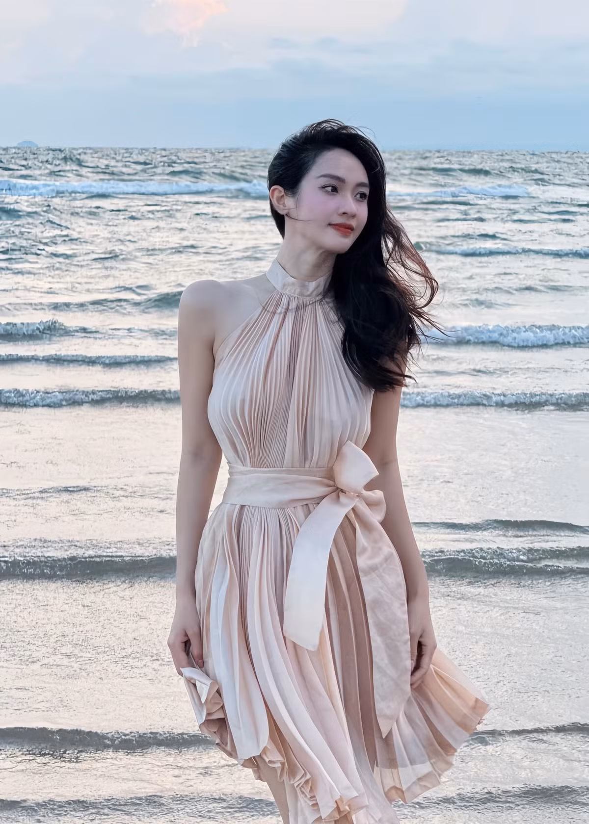 Diện váy hở vai trần trong chuyến du lịch biển, Á hậu 2 Miss Universe Vietnam 2024 đẹp như thần tiên tỷ tỷ. Ảnh: FB Vũ Thúy Quỳnh.