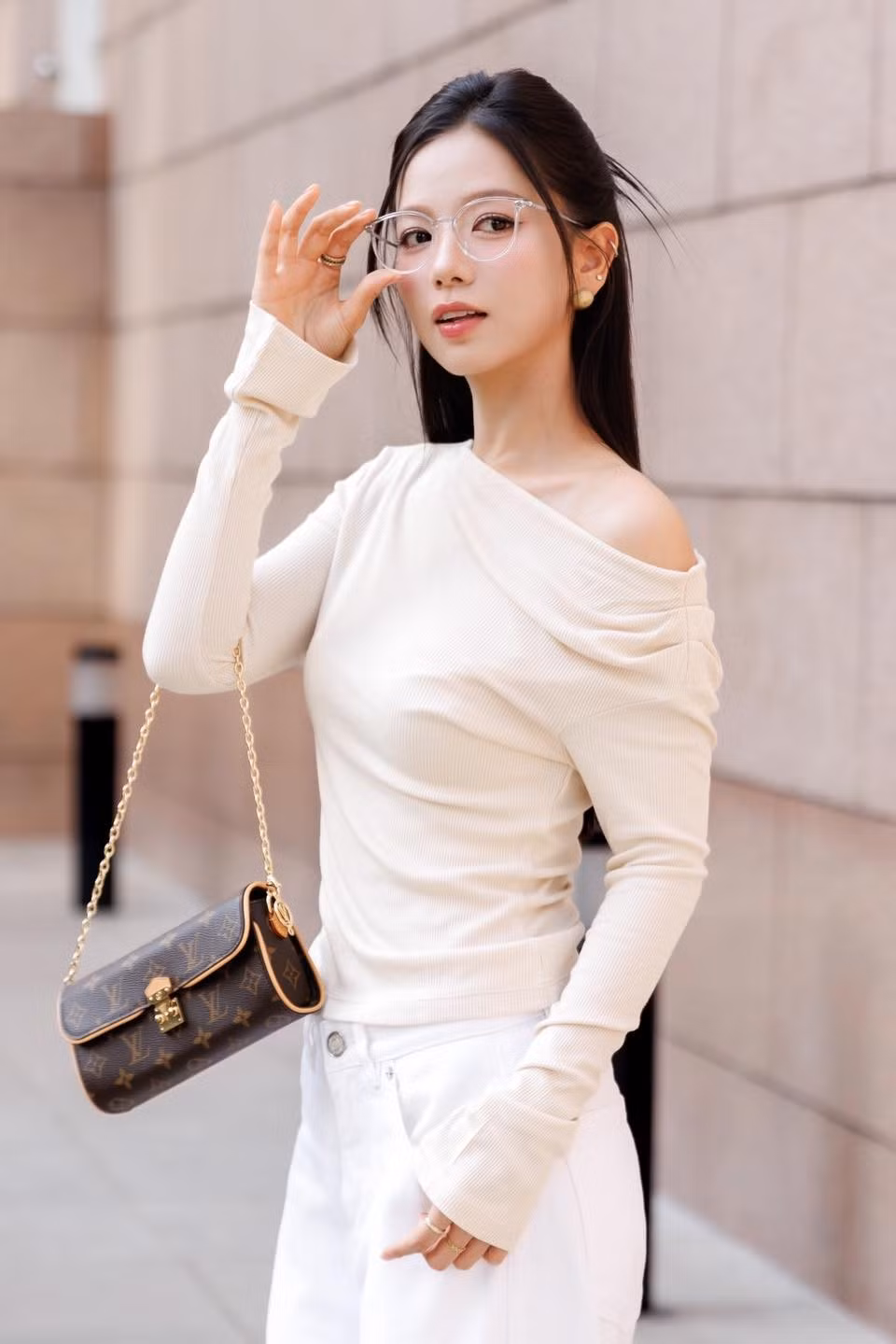 Ở đời thường, Hạ Anh ưu tiên trang phục mang tính ứng dụng cao, mang lại sự thoải mái nhưng vẫn giữ được nét trẻ trung, hiện đại.