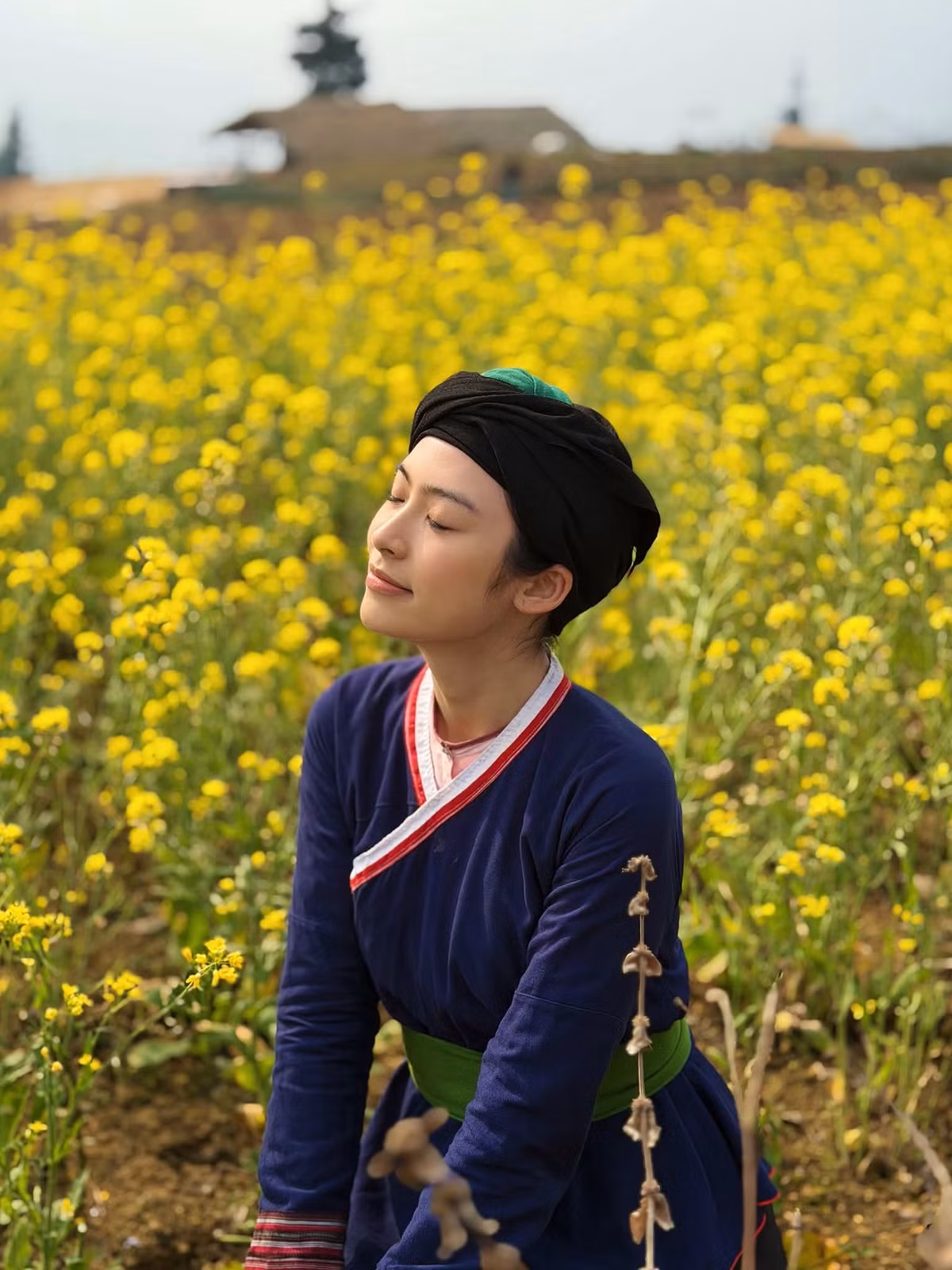 Vân Nhi cho biết áp lực lớn nhất khi đóng phim đầu tay là tâm lý, đặc biệt khi làm việc cùng các diễn viên giàu kinh nghiệm.