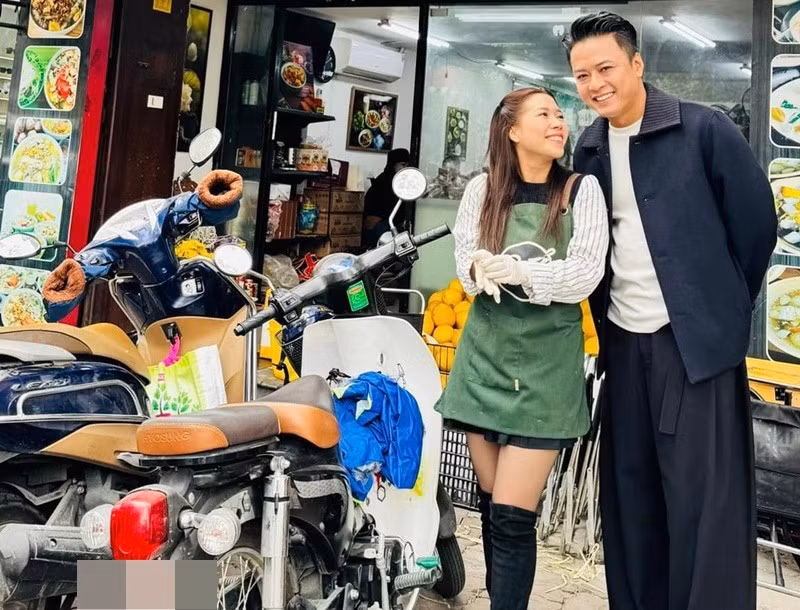 Nam diễn viên phim Thương ngày nắng về hỗ trợ công việc kinh doanh tại cửa nhà của vợ như dắt xe cho khách, bê đồ ăn. Ảnh: FB Anh Đào.