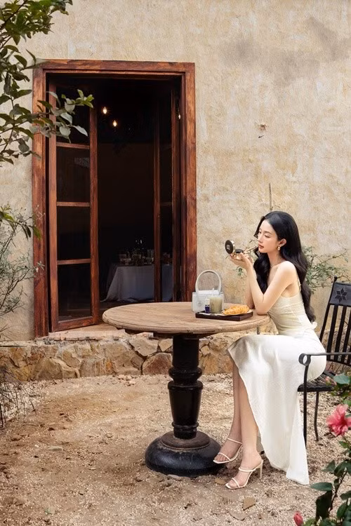 Những bộ ảnh theo phong cách nhẹ nhàng, nữ tính xuất hiện ngày càng nhiều trên trang cá nhân của cô.