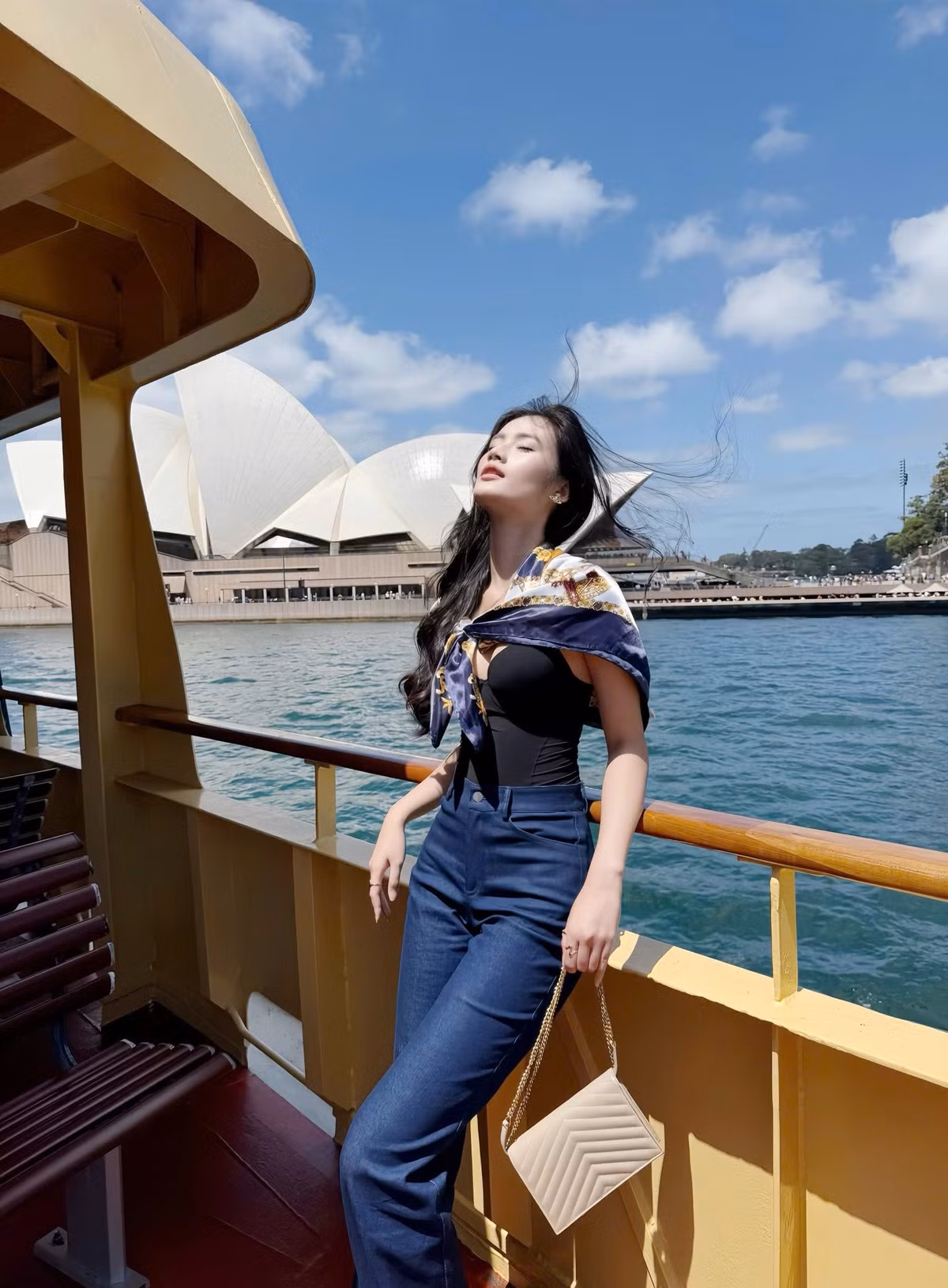Trước đó, nàng hậu đếm từng ngày trở về Việt Nam để đồng hành cùng Miss World Vietnam 2025 với vai trò đương kim hoa hậu. Ảnh: FB Ý Nhi.