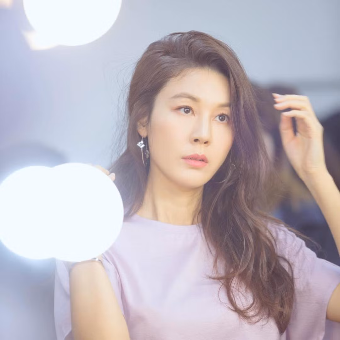 Theo Người Lao Động, năm 2015, Kim Ha Neul thừa nhận hẹn hò doanh nhân kém tuổi. Năm 2016, người đẹp lên xe hoa. Giống nhiều nghệ sĩ Hàn Quốc, cô không tiết lộ hình ảnh chồng con. Ảnh: Instagram Kim Ha Neul.