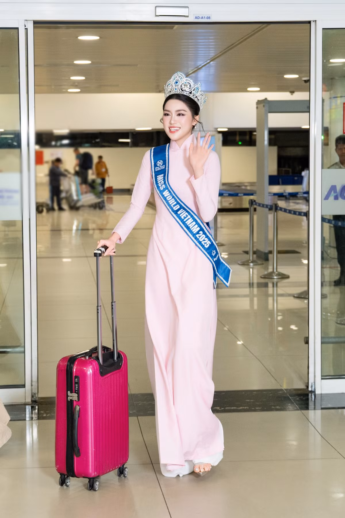 Tròn một tháng sau khi đăng quang Miss World Vietnam 2025, Hoa hậu Phan Phương Oanh trở về Hà Nội thăm gia đình, khép lại quãng thời gian bận rộn với lịch trình dày đặc của một tân hoa hậu.