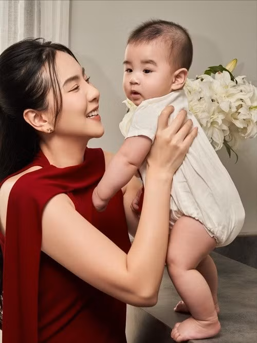 Trên trang cá nhân, cô thỉnh thoảng chia sẻ những khoảnh khắc đời thường như bế con, chơi cùng bé hoặc đưa em bé ra ngoài dạo phố. Những hình ảnh này thường nhận được sự quan tâm của người theo dõi, đặc biệt là những người yêu thích hình ảnh gia đình của nữ MC.