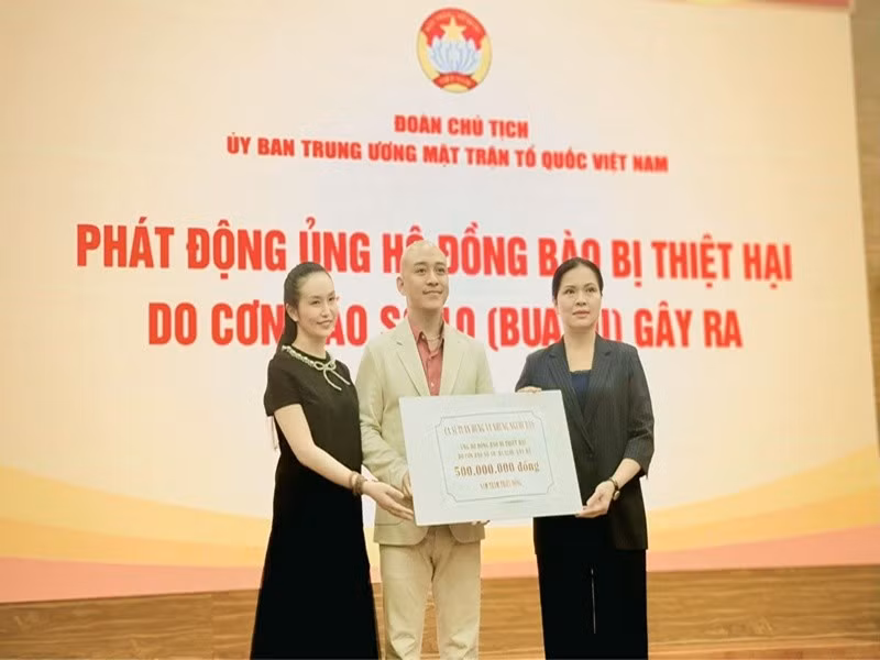 Tuấn Hưng cùng bạn bè ủng hộ 500 triệu đồng cho bà con vùng lũ. Ảnh: FB Tuấn Hưng.