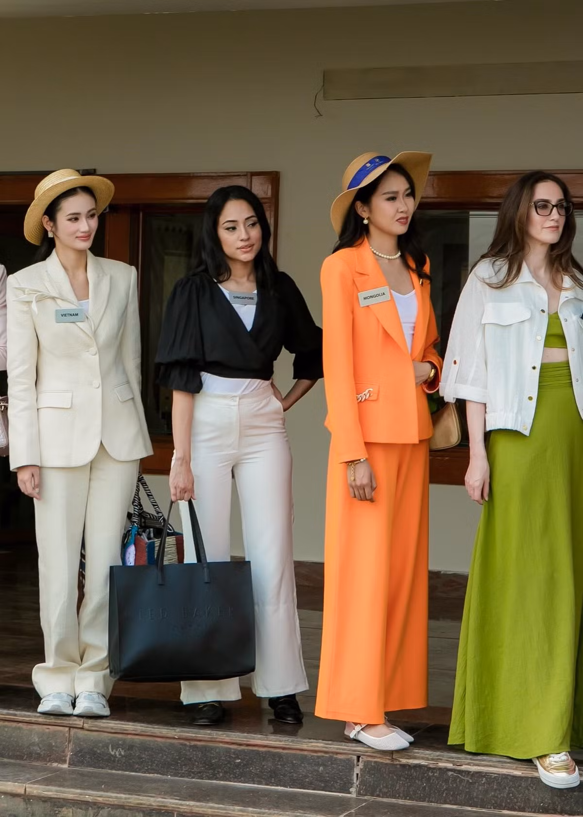 Ban tổ chức Miss World 2025 vừa công bố format mới. Cụ thể, ban tổ chức sẽ chọn ra top 40, top 8, top 8 và top 4. Cơ hội lọt top được chia đều cho 4 khu vực gồm: Châu Mỹ và vùng Caribbean, châu Phi, châu Âu, châu Á và châu Đại dương. Từ top 4 cuối cùng, ban tổ chức sẽ chọn ra 1 hoa hậu và 3 á hậu. Ảnh: FB Ý Nhi.