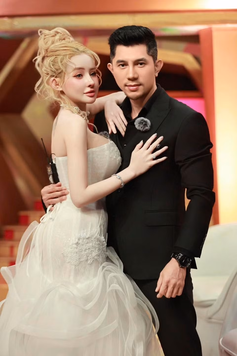 Ngân 98 khẳng định chuyện chia tay của cô không phải là chiêu trò câu view. Hot girl chia sẻ trên cuộc phỏng vấn trên Dân Việt: “Nếu để gây chú ý hay đánh bóng tên tuổi thì tôi nghĩ không nhất thiết phải lấy vấn đề chia tay...