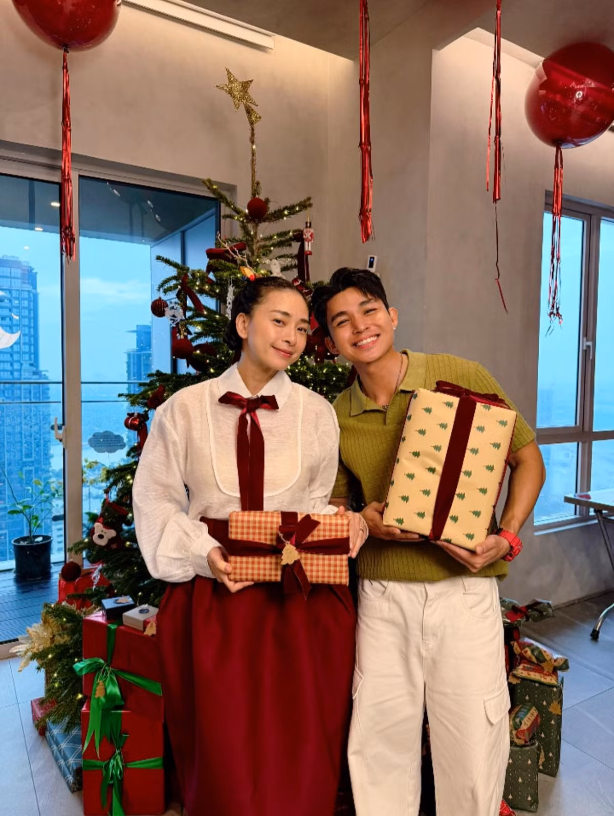 Jun Phạm và Ngô Thanh Vân dành tặng nhau món quà ý nghĩa dịp Giáng sinh. Ảnh: FB Jun Phạm.