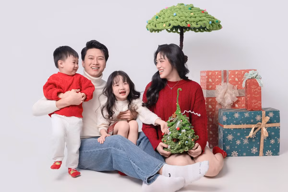 Dù hướng nội, nhát máy quay, Thảo Hân chủ động ngỏ ý tham gia phim Trăng điên của Quách Ngọc Tuyên khiến anh và cả ê-kíp bất ngờ. "Vợ tham gia phim vì muốn mang đến may mắn cho tôi. Vợ chồng tôi luôn nghĩ rằng, chúng tôi đem tới may mắn cho nhau. Bà xã góp mặt cũng tạo động lực tinh thần, giúp tôi vững vàng hoàn thành dự án”, Quách Ngọc Tuyên kể.