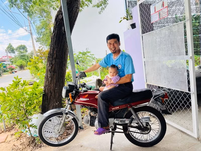 Nam diễn viên không giấu được niềm hạnh phúc khi làm bố ở tuổi 52. Ảnh: FB Nghé.