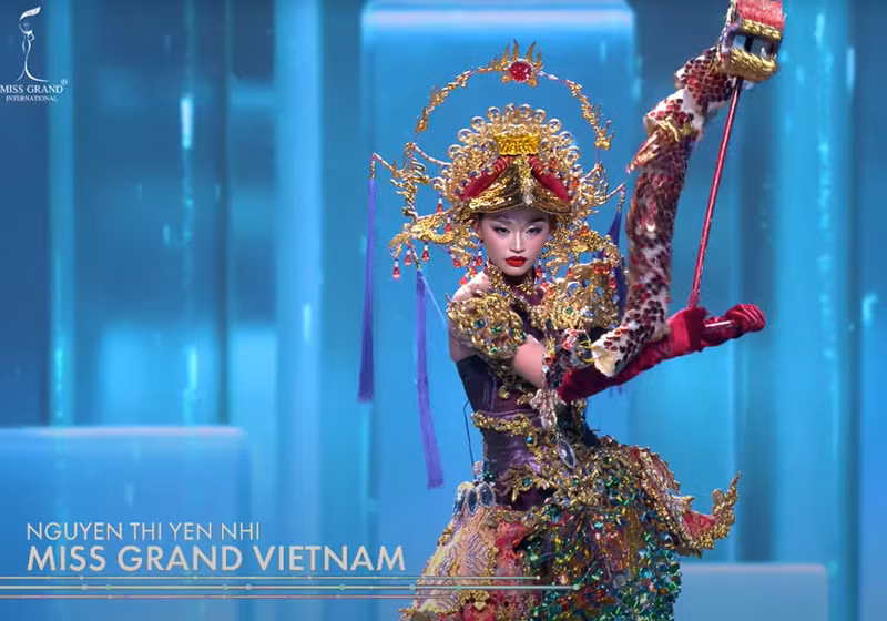 Trang phục Thăng Long Hội có trọng lượng khoảng 30kg. Trước khán giả quốc tế, Yến Nhi sải bước tự tin. Trước phần thi, Yến Nhi gần như phải tự mình lắp ráp và mặc trang phục. Ảnh: Sen Vàng.