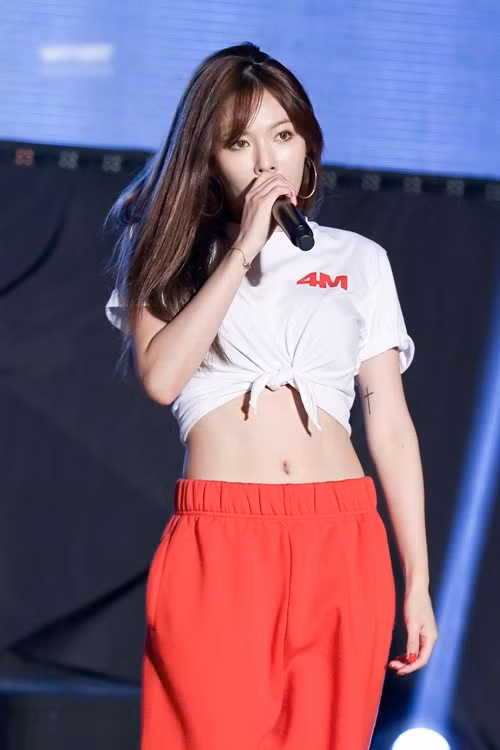 Rạng sáng ngày 10/11, HyunA gửi lời xin lỗi đến khán giả. Ảnh: Elle.