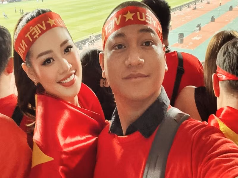 "Ngày trước, anh rất ngại và hay tránh né máy quay, nhưng từ khi gặp tôi, anh chịu khó xuất hiện cùng vợ trước truyền thông và trên mạng xã hội", Người Đưa Tin dẫn lời Khánh Vân. Ảnh: FB Nguyễn Long.