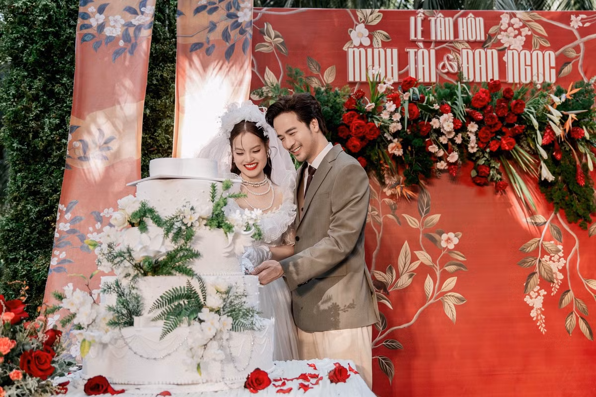Vợ chồng Đoàn Minh Tài thực hiện các nghi lễ cưới. Ảnh: FB Đoàn Minh Tài.