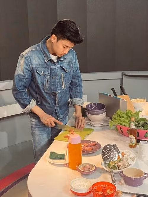 Theo Tiền Phong, mỗi tập, nam diễn viên vào bếp kể về câu chuyện của mình gắn liền với những món ăn trong hành trình trưởng thành và khởi nghiệp. Khách mời trong dự án cũng là những người gắn liền với Quốc Trường. Ảnh: Thương Hiệu Pháp Luật.