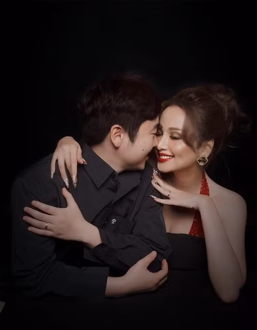 Thanh Duy kém Diễm Hương 2 tuổi, có ngoại hình điển trai.