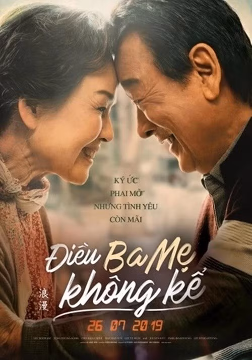 Trong phim điện ảnh Điều ba mẹ không kể, Lee Soon Jae vào vai ông Ja Nam Bong mắc chứng mất trí nhớ tuổi già giống người vợ. Theo VOV, ông Nam Bong vốn là một người gia trưởng và hà khắc với vợ con, tuy nhiên ông đã nhận ra lỗi lầm của mình và thay đổi. Ảnh: Znews.