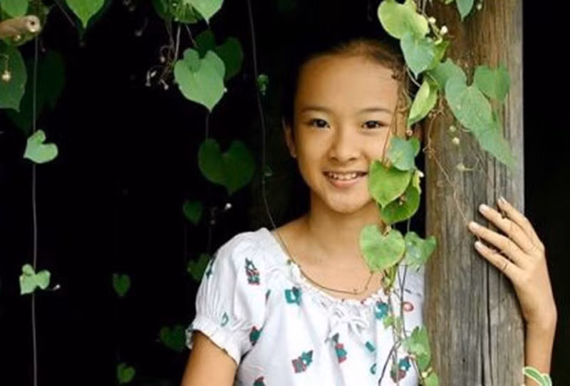 Trong phim Mùi ngò gai lên sóng năm 2006, Angela Phương Trinh đóng vai Vy lúc nhỏ. Dự án phim ảnh gần nhất của cô là Glee Vietnam (năm 2017). Ảnh: Saostar.
