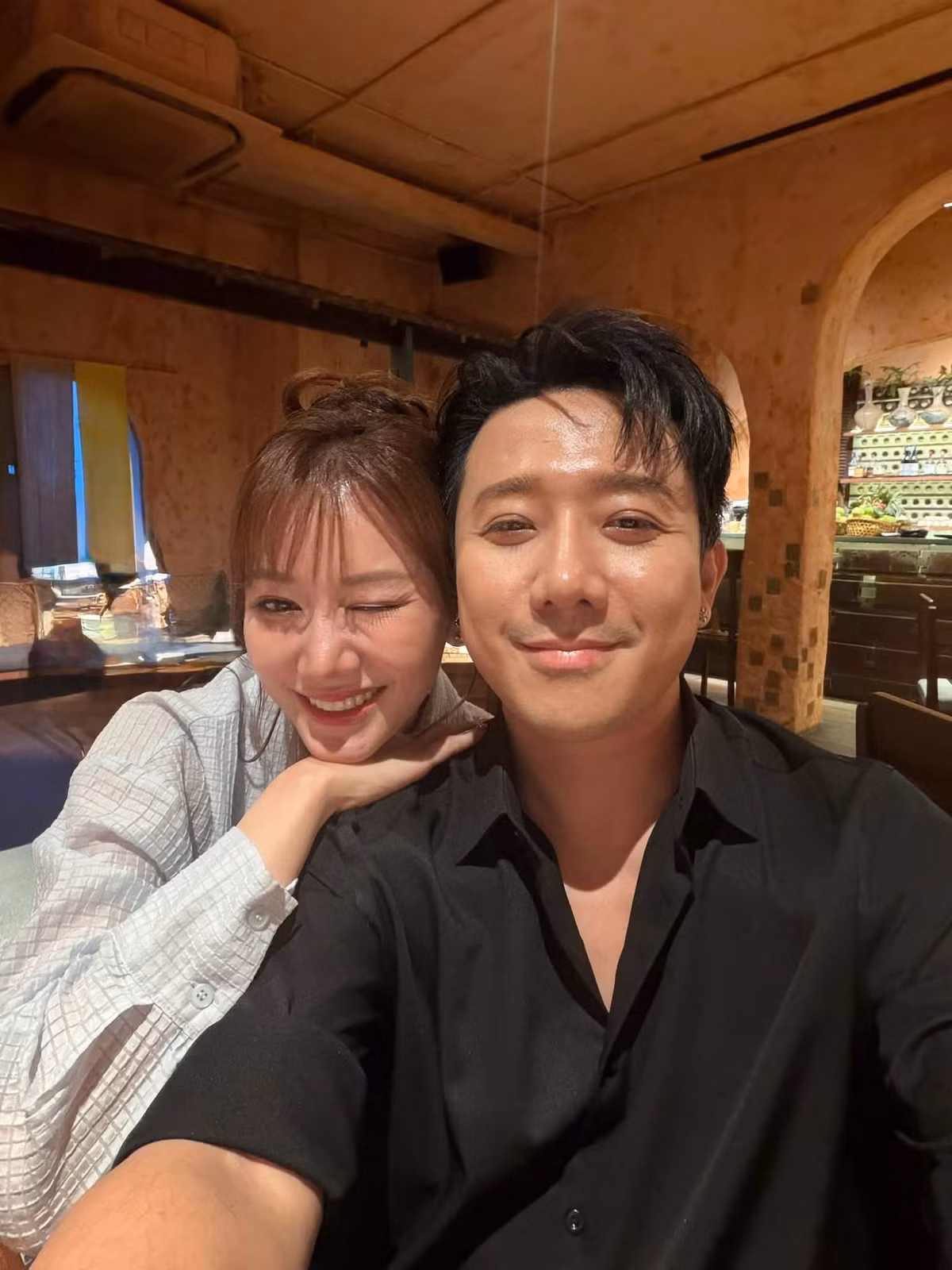 Trấn Thành và Hari Won thường tương tác hài hước trên mạng xã hội, chia sẻ những câu chuyện trong cuộc sống chung. Cách giao tiếp gần gũi cũng là một phần hình ảnh mà cặp đôi xây dựng trước công chúng. Ảnh: FB Trấn Thành.